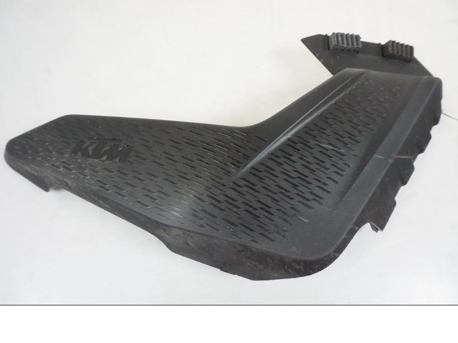 Framsidan på Kylarvinge från en KTM 390 Adventure -2021 motorcykel.