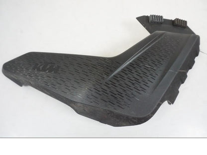 Framsidan på Kylarvinge från en KTM 390 Adventure -2021 motorcykel.