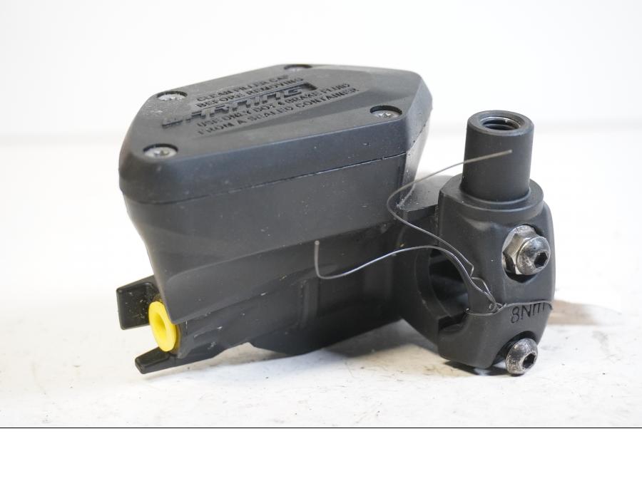 Höger sida på Bromshuvudcylinder från en BMW R 1200 GS -2014 motorcykel.