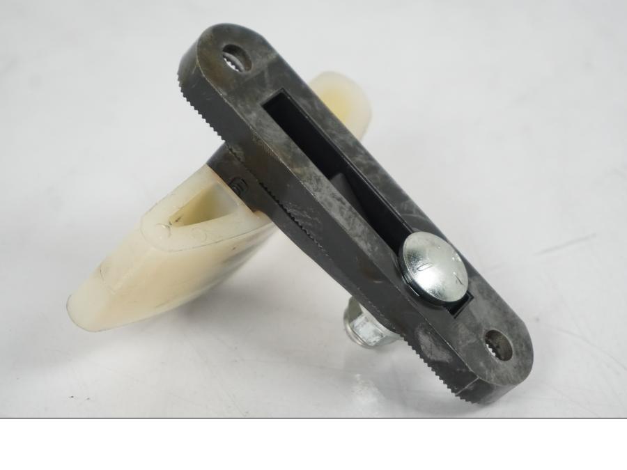 Höger sida på Kedjesträckare från en H-D Softail Standard FXST -2001 motorcykel.