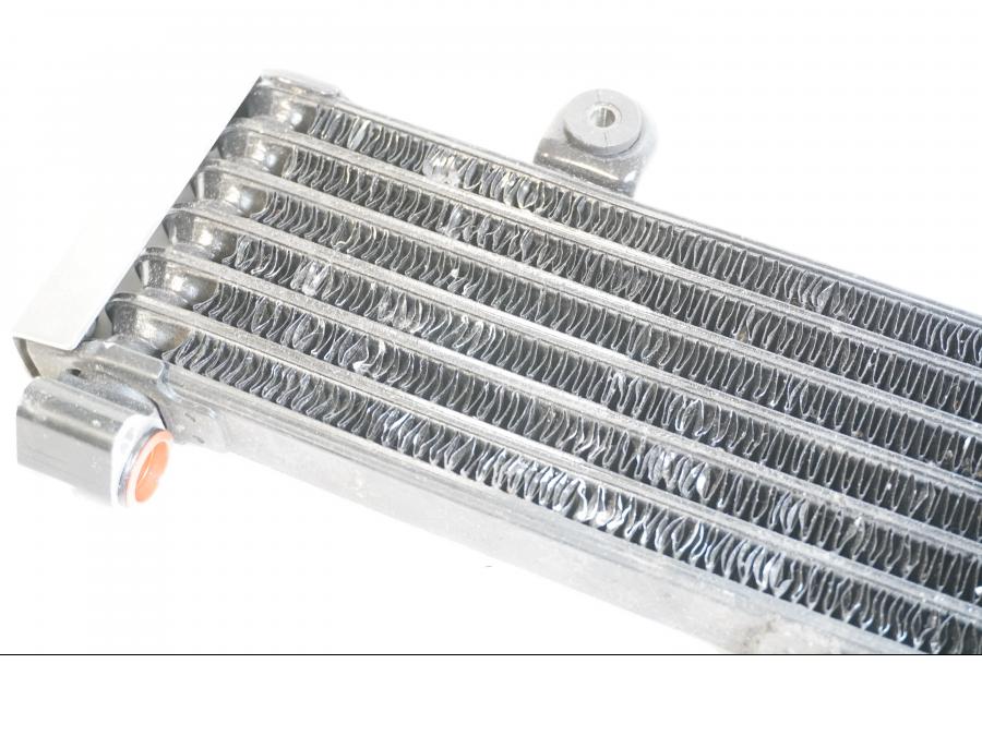 Höger sida på Oljekyl från en Yamaha XJR 1300 -2001 motorcykel.