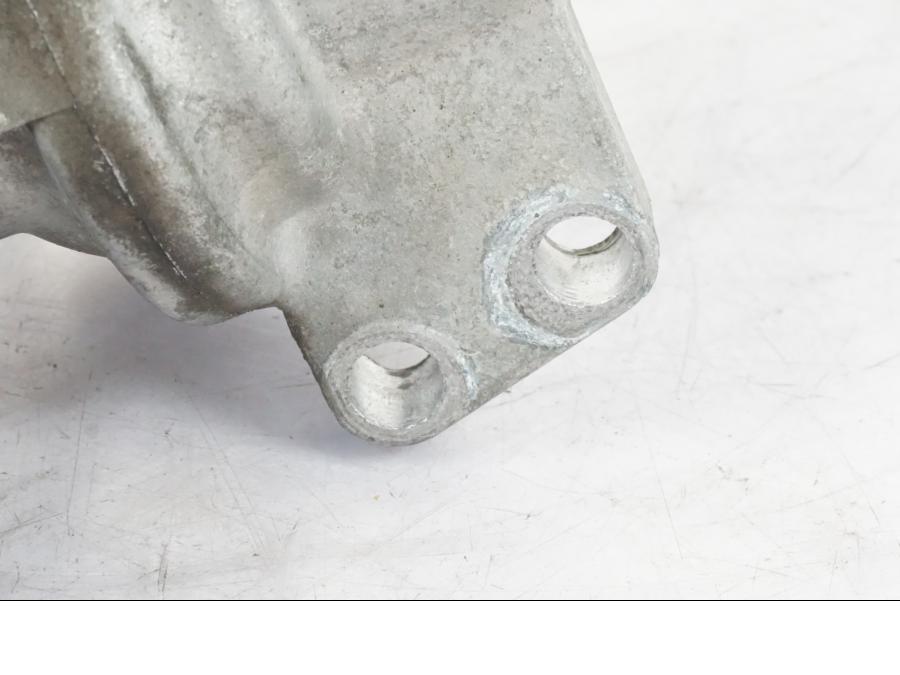 Vänster sida på Vattentermostathus från en Honda CBR 1000 F -1999 motorcykel.