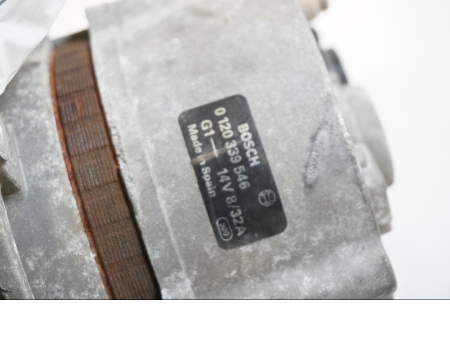 Höger sida på Generator från en BMW K 75 -1992 motorcykel.