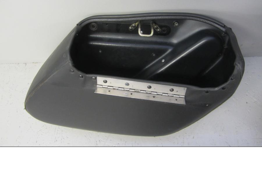 Snett uppifrån på Sidoväska från en H-D Sportster 883 XL -2015 motorcykel.