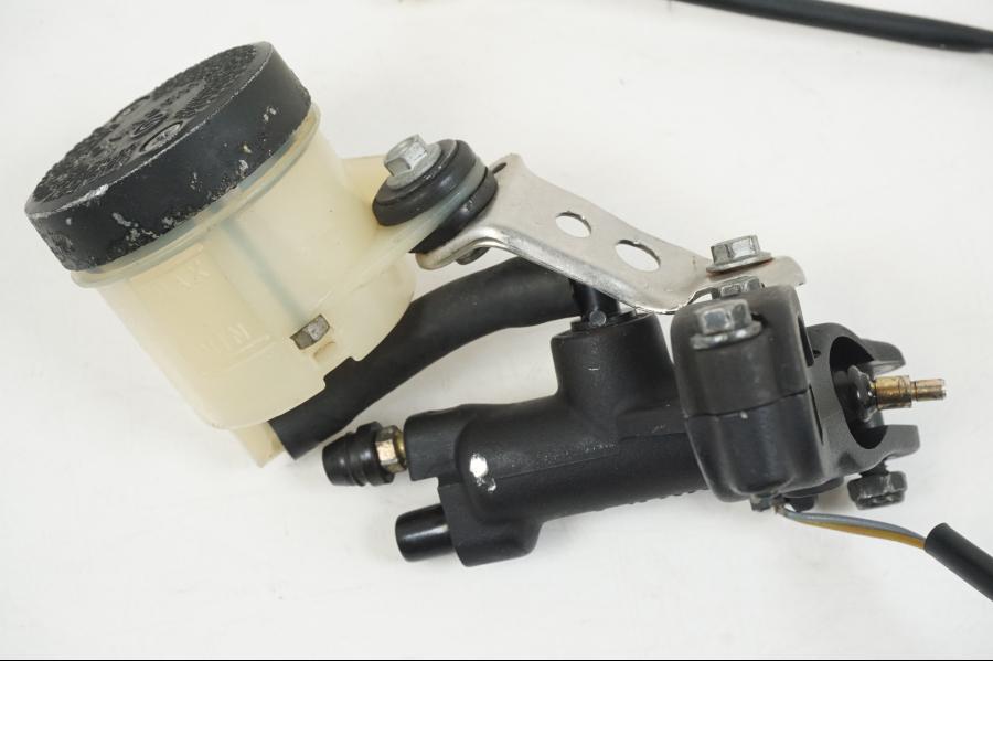 Vänster sida på Bromshuvudcylinder från en Aprilia RS 250 -1998 motorcykel.