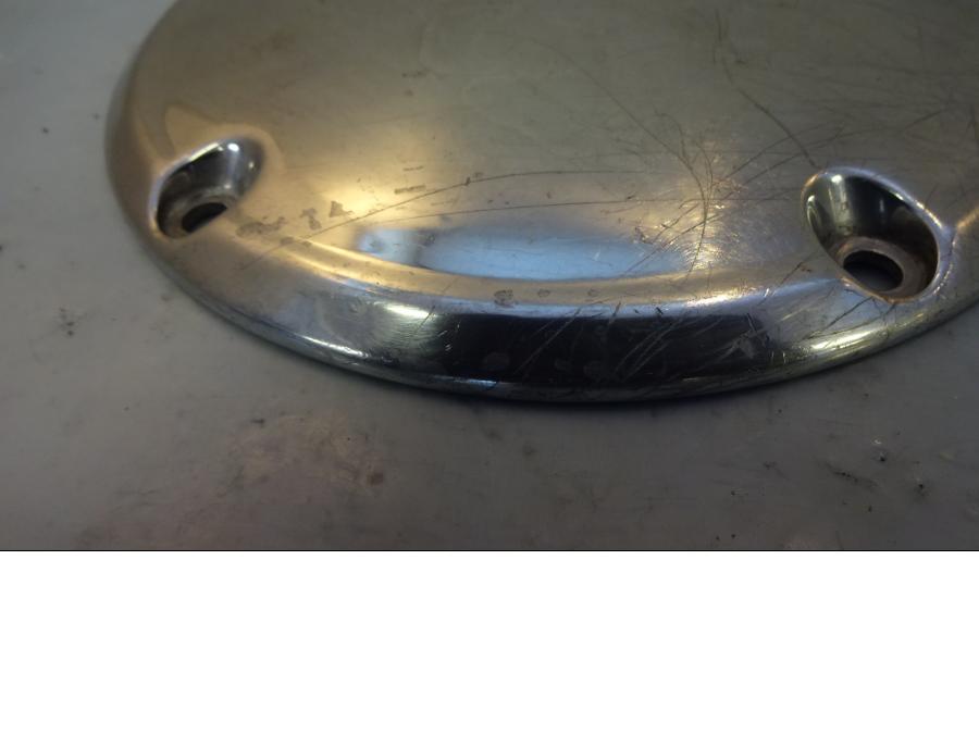 Baksidan på Kopplingskåpa från en H-D Harley diverse -2010 motorcykel.