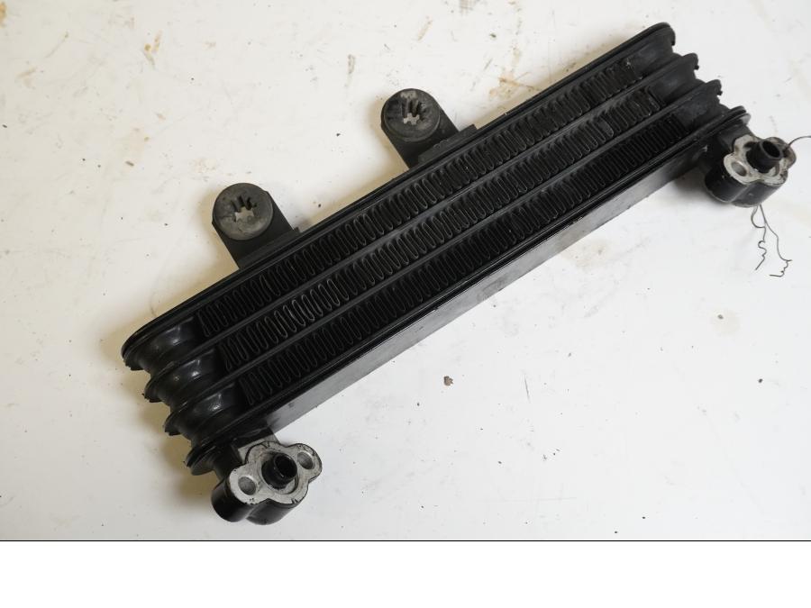 Vänster sida på Oljekyl från en Honda XRV 750 -1997 motorcykel.