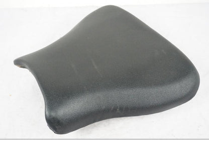 Vänster sida på <p>Sadel fram från Suzuki GSX-R 750 1998.</p>

<p>Små märken i klädseln, samt skada av klädseln se bild.</p> motorcykel.