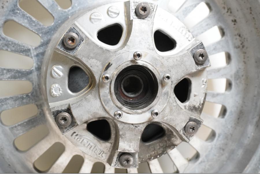 Extrabild2 på Fälg från en Triumph Rocket III -2011 motorcykel.