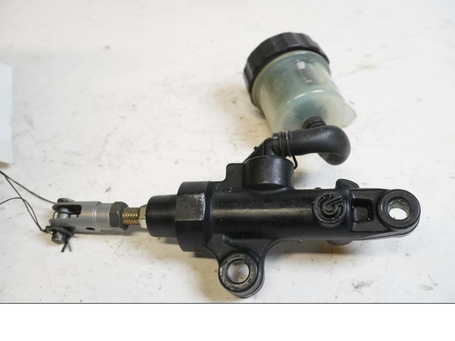 Framsidan på Bromshuvudcylinder från en Yamaha YZF 1000 R1 -2005 motorcykel.