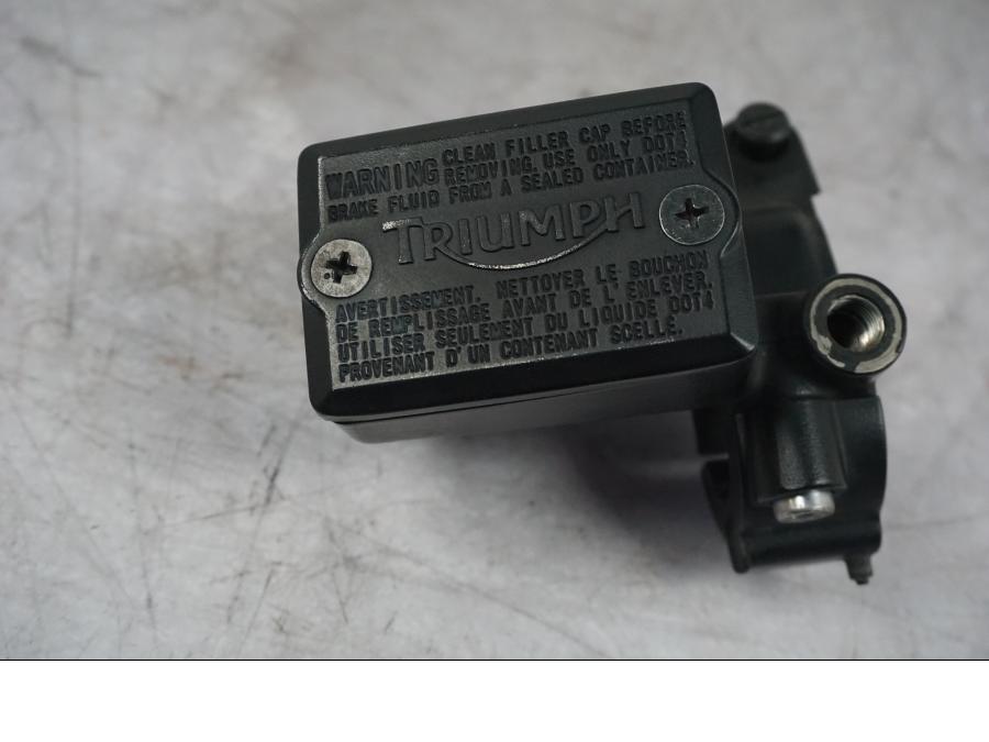 Höger sida på Bromshuvudcylinder från en Triumph Tiger Explorer -2016 motorcykel.