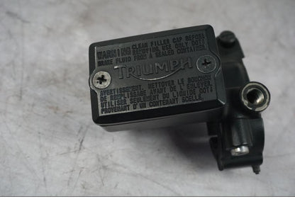 Höger sida på Bromshuvudcylinder från en Triumph Tiger Explorer -2016 motorcykel.