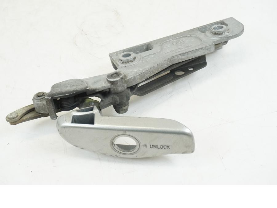 Framsidan på Sidoväskhållare från en Honda ST 1300 -2002 motorcykel.