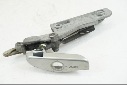 Framsidan på Sidoväskhållare från en Honda ST 1300 -2002 motorcykel.