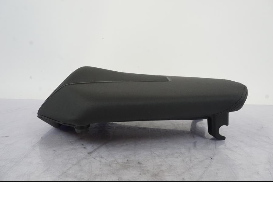 Vänster sida på Sadel från en KTM 1290 Super Duke -2019 motorcykel.