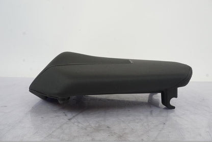 Vänster sida på Sadel från en KTM 1290 Super Duke -2019 motorcykel.