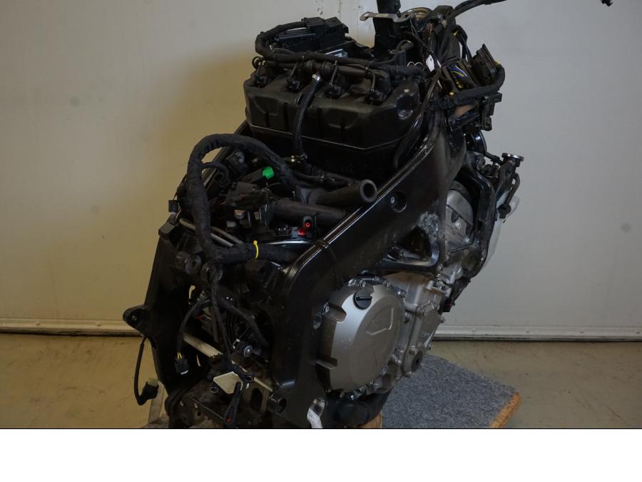 Vänster sida på Motorpaket från en BMW S 1000 XR -2019 motorcykel.
