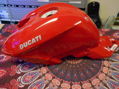 Vänster sida på Bensintank från en Ducati Streetfighter 848 -2014 motorcykel.