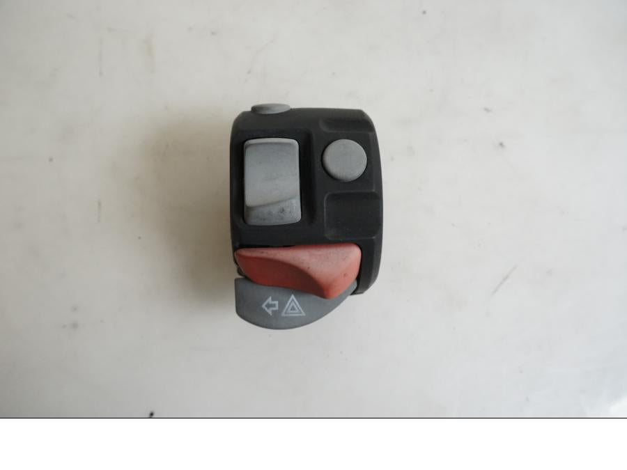 Framsidan på Styrelreglage från en BMW K 1200 S -2007 motorcykel.