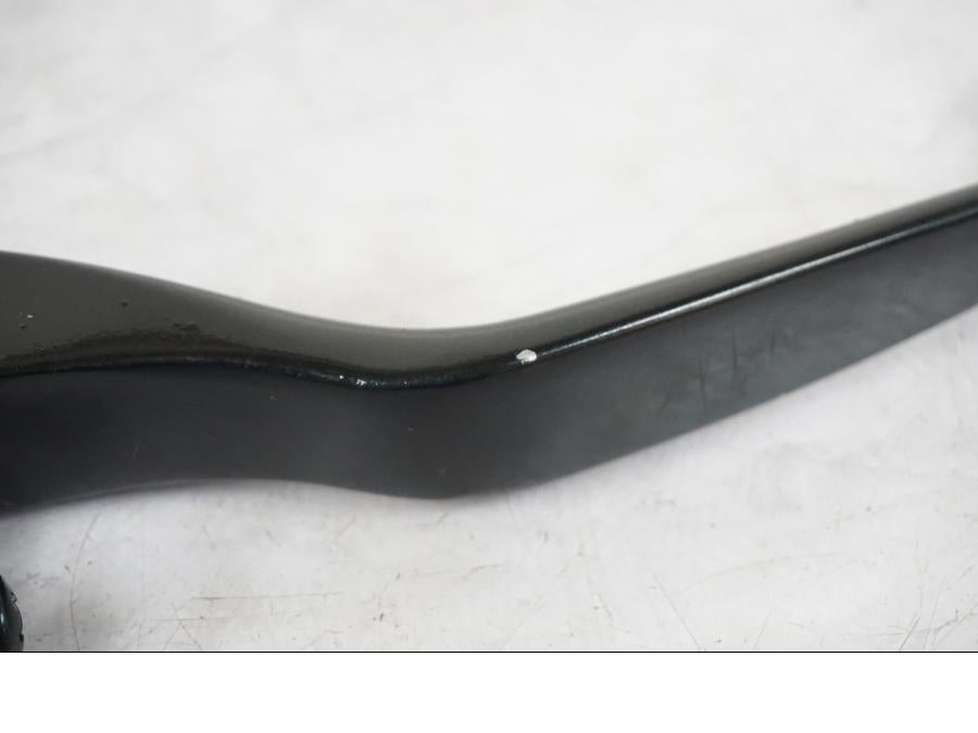 Snett nerifrån på Bromsgrepp från en Yamaha XVS 1100 -2004 motorcykel.