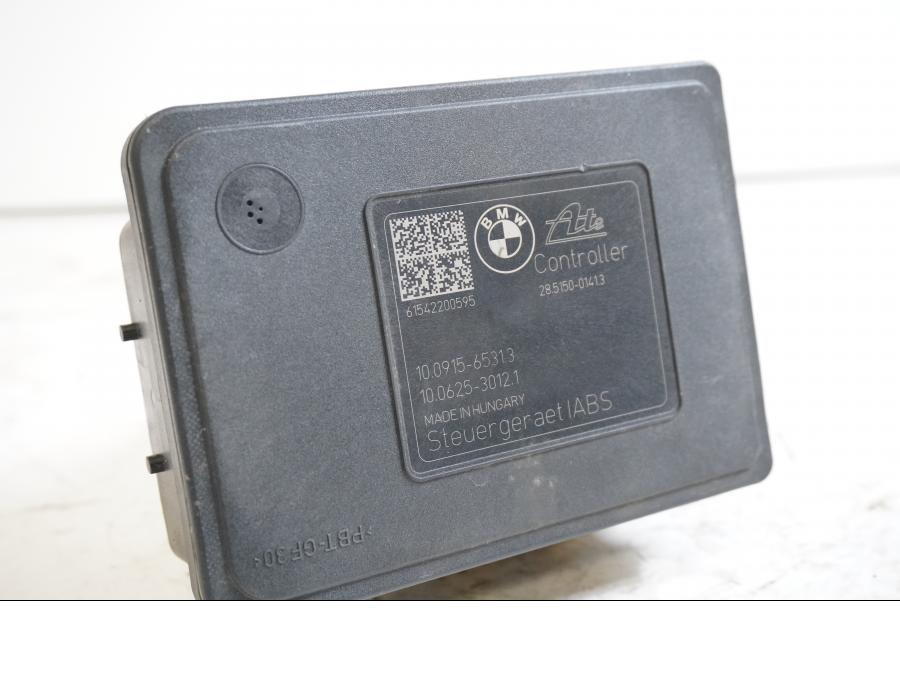 Höger sida på ABS Modulator från en BMW R 1200 RS -2015 motorcykel.