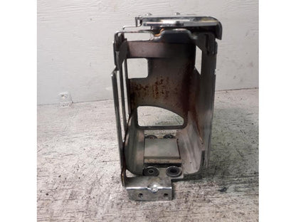 Höger sida på Batterihållare från en Suzuki LS 650 -2002 motorcykel.