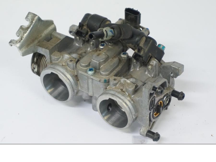 Snett uppifrån på Spjällhus från en Honda CB 500 X -2015 motorcykel.