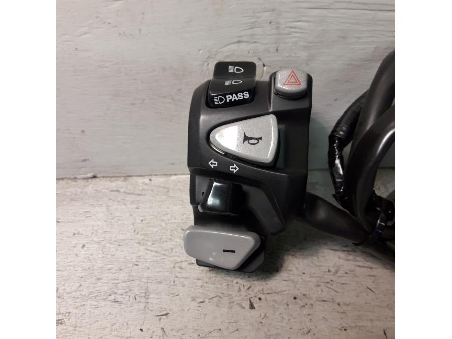 Framsidan på Styrelreglage från en Honda ADV 750 -2017 motorcykel.