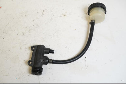 Framsidan på Bromshuvudcylinder från en BMW R 1150 RS -2002 motorcykel.