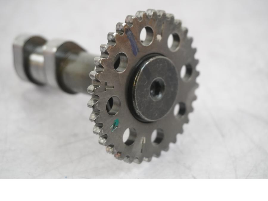 Snett nerifrån på Kamaxel från en KTM 125 Duke -2017 motorcykel.