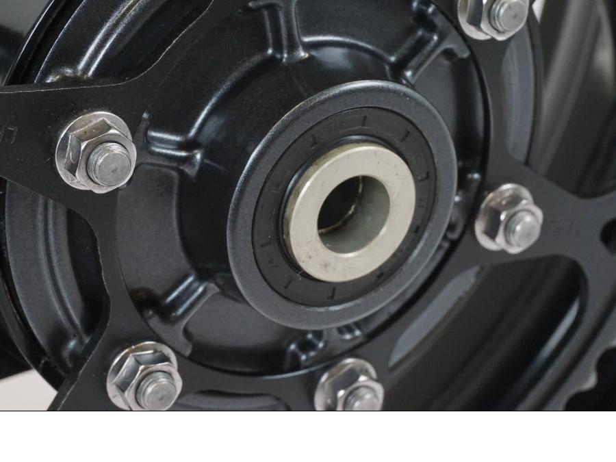 Vänster sida på Hjulpaket från en Triumph Trident -2021 motorcykel.