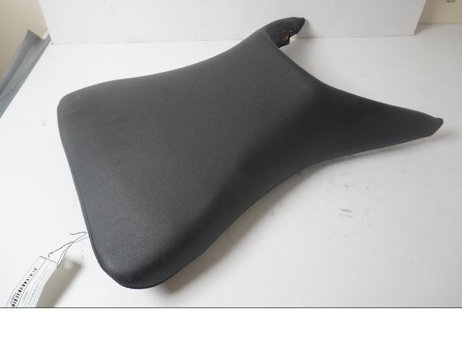 Framsidan på Sadel från en Triumph Daytona 650 -2005 motorcykel.