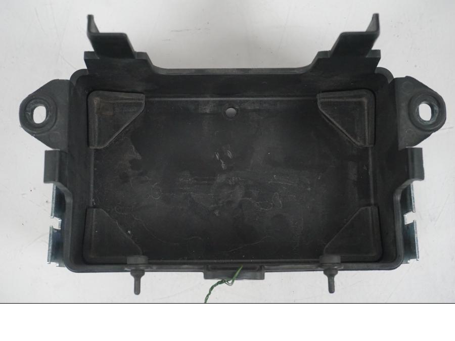 Snett nerifrån på Batterihållare från en MV Agusta Dragster -2014 motorcykel.