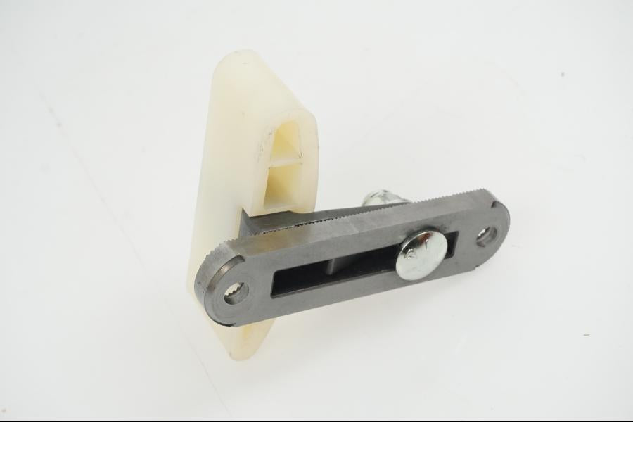 Höger sida på Kedjesträckare från en H-D Touring Road King Custom FLHRSI -2004 motorcykel.