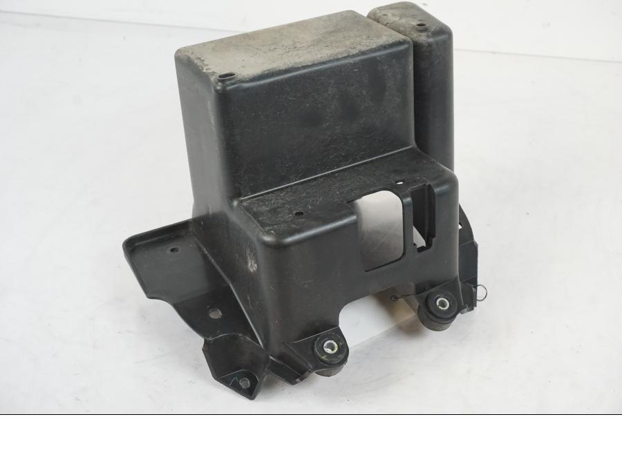 Extrabild1 på Batterihållare från en Suzuki VZR 1800 -2009 motorcykel.