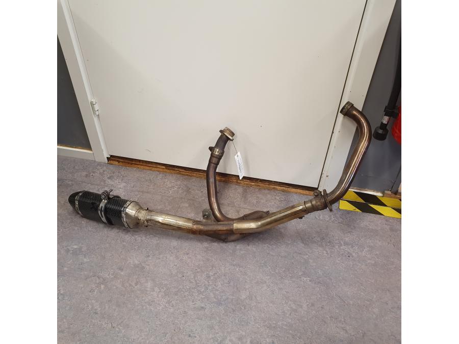 Framsidan på Avgassystem från en Suzuki SV 650 -2003 motorcykel.