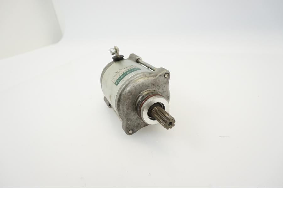 Snett nerifrån på Startmotor från en Suzuki GSX-R 1000 -2007 motorcykel.