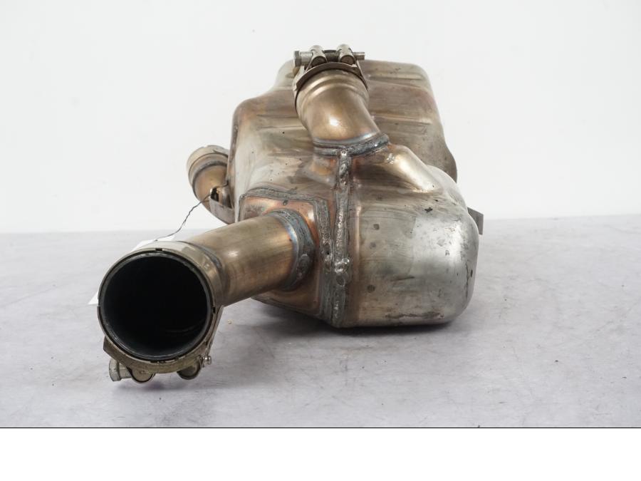 Baksidan på Mellanburk från en Ducati Multistrada V4 -2024 motorcykel.