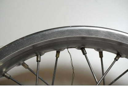 Snett uppifrån på Fälg från en Honda NX 250 -1990 motorcykel.