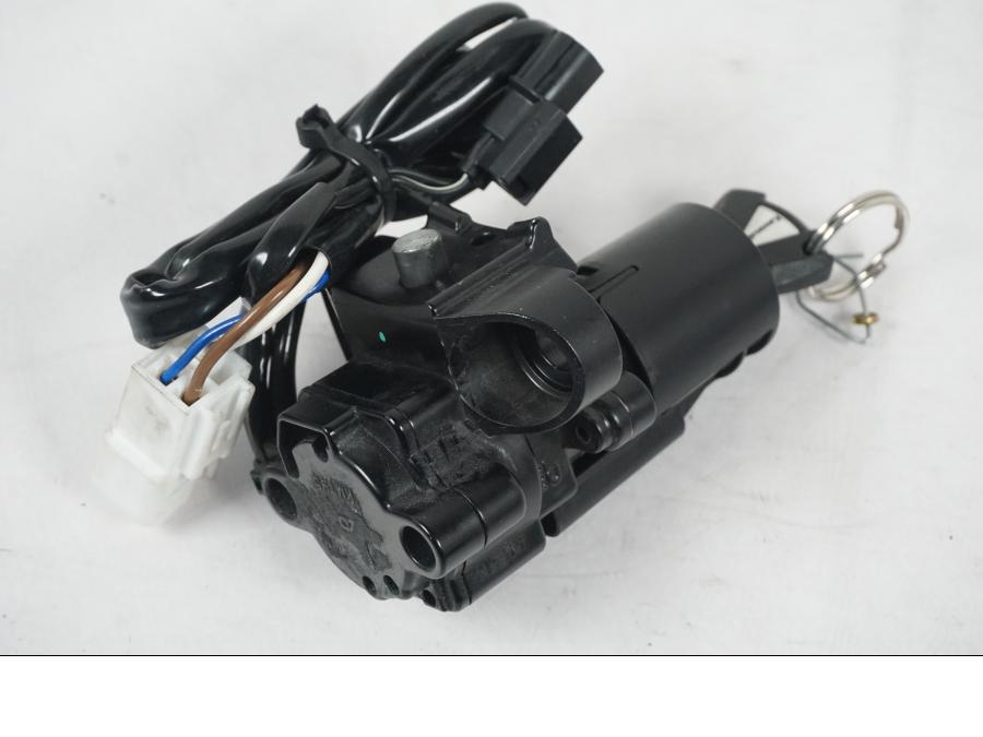 Snett nerifrån på <p>Låssats från Kawasaki Z 800 ABS 2014.</p>

<p>1st nyckel, tändningslås, immobilizer, immobilizer amplifier, tanklock, sadellås och CDI/ECU.</p> motorcykel.