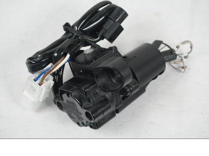 Snett nerifrån på <p>Låssats från Kawasaki Z 800 ABS 2014.</p>

<p>1st nyckel, tändningslås, immobilizer, immobilizer amplifier, tanklock, sadellås och CDI/ECU.</p> motorcykel.