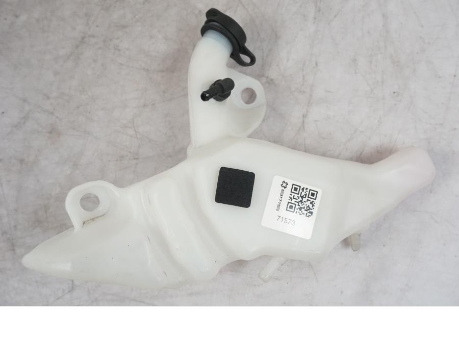 Baksidan på Vattenexpansionskärl från en KTM 1290 Super Duke R -2022 motorcykel.