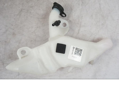 Baksidan på Vattenexpansionskärl från en KTM 1290 Super Duke R -2022 motorcykel.