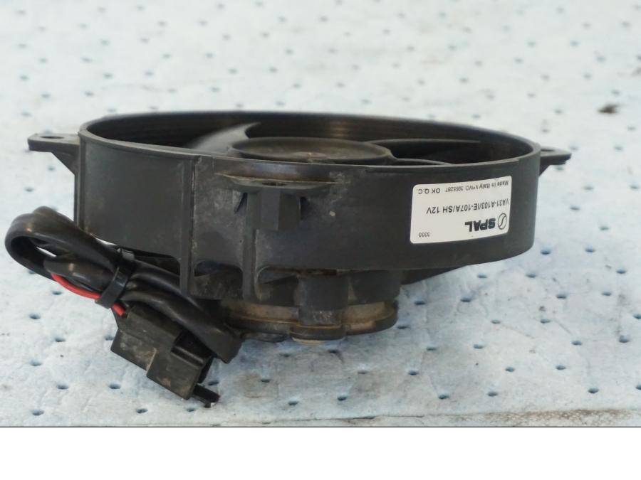 Vänster sida på Vattenkylfläkt från en Yamaha X-Max 250 -2016 scooter.