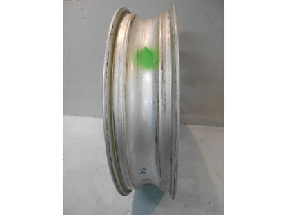 Baksidan på Fälg från en BMW F 800 ST -2009 motorcykel.