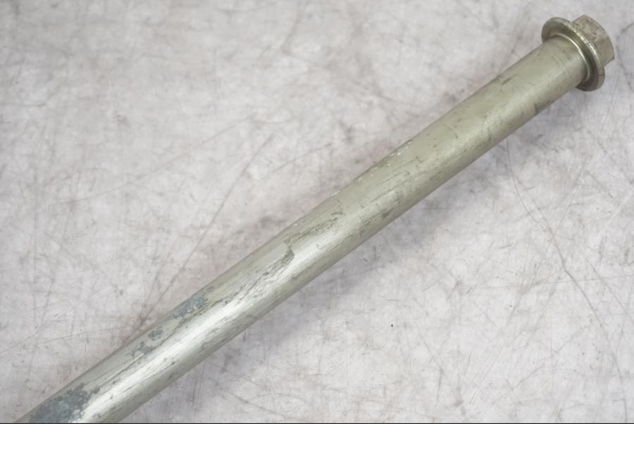 Höger sida på Axel från en Triumph Tiger -2009 motorcykel.