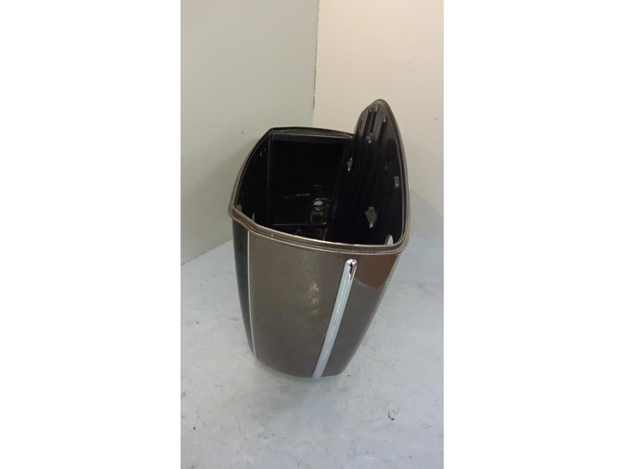 Vänster sida på Sidoväska från en Indian Roadmaster -2019 motorcykel.