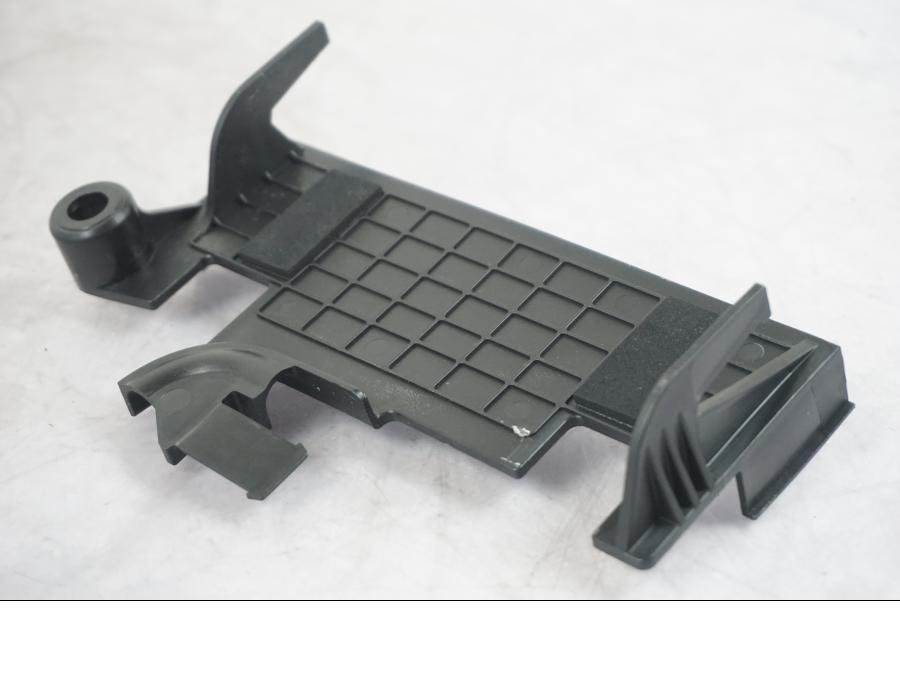 Höger sida på Batterihållare från en KTM 1290 Super Duke R -2022 motorcykel.