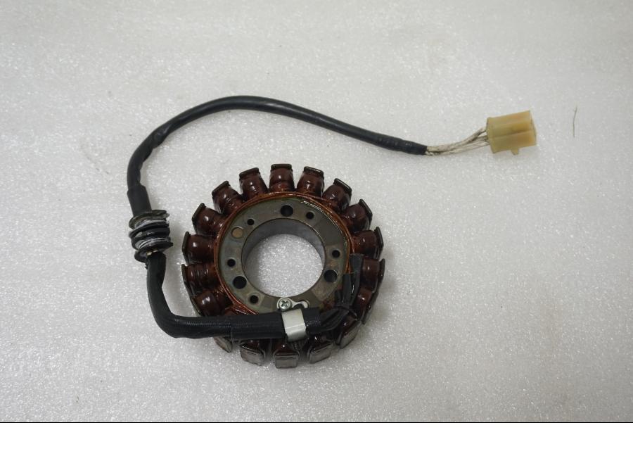 Framsidan på Generator från en Yamaha YZF R6 -1999 motorcykel.