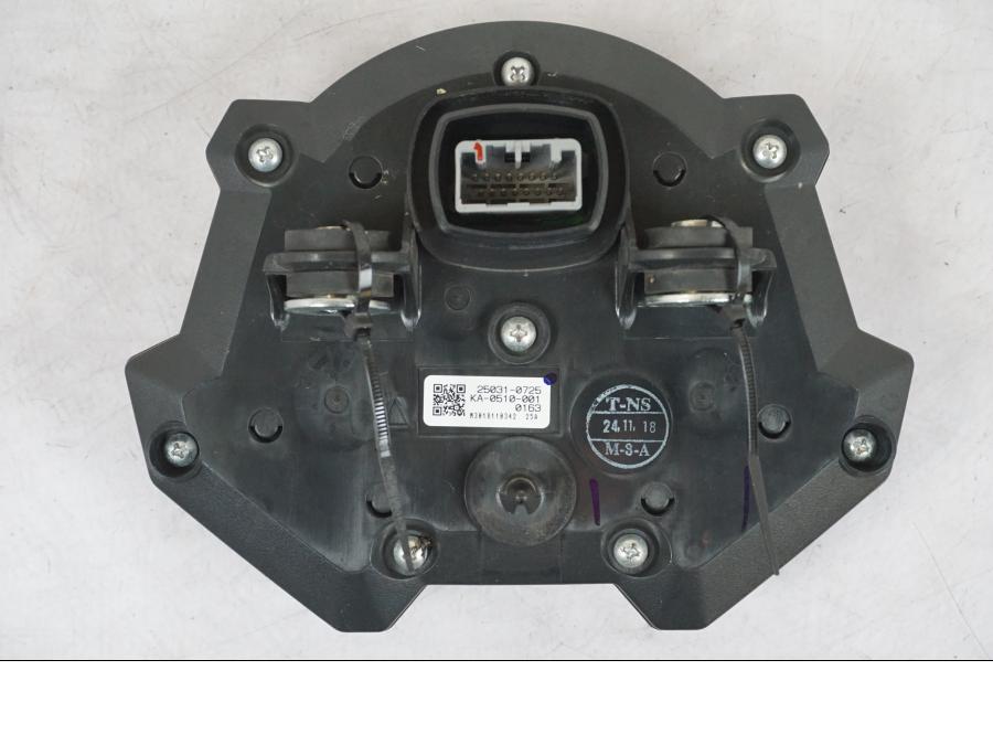 Snett nerifrån på Instrumentpanel från en Kawasaki Z 900 -2019 motorcykel.